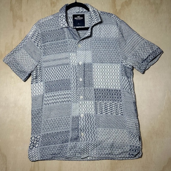Hollister Men's Monochrome Geometric Knit Shirt Size Large Short Sleeve Button - Picture 1 of 9